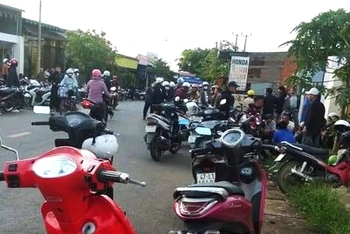 Người dân địa phương đến hỗ trợ đưa các nạn nhân đi cấp cứu sau khi xảy ra vụ nổ.