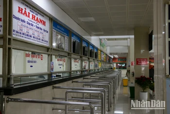 Khu vực bán vé tại bến xe Giáp Bát vắng bóng người mua. (Ảnh: Nhật Quang)