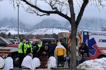 Cảnh sát hỗ trợ người dân tại hiện trường vụ xả súng ở siêu thị King Soopers thuộc Boulder, Colorado, Mỹ, ngày 22/3/2021. (Ảnh minh họa: New York Times/TTXVN)