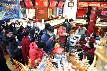 Khách hàng chờ đợi tới lượt mua vàng trong ngày vía Thần Tài tại Công ty TNHH Vàng bạc đá quý Bảo Tín Minh Châu. (Ảnh: Thành Đạt)