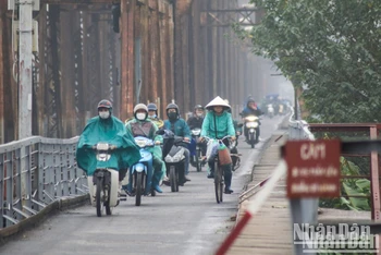 Các chuyên gia khuyến cáo người dân cần chú ý đến việc bảo vệ sức khỏe, đặc biệt đường hô hấp trong điều kiện nồm, ẩm còn kéo dài. (Ảnh: Nhật Quang)