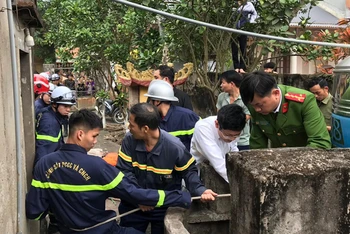 Cảnh sát Phòng cháy chữa cháy và Cứu hộ cứu nạn tiến hành đưa nạn nhân ra khỏi giếng nước. (Ảnh: Công an Ba Vì)