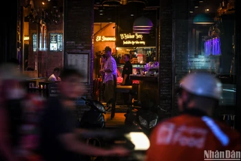 Một cửa hàng hưởng ứng Giờ Trái đất 2023 bằng cách giảm bớt các thiết bị điện không cần thiết. (Ảnh: Thành Đạt)