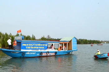 Thả tôm sú giống xuống khu vực rừng dừa Bảy Mẫu. (Ảnh: Q.V)