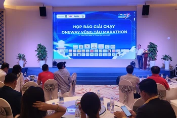 Toàn cảnh buổi họp báo.