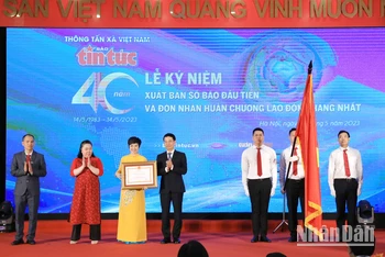 Đồng chí Nguyễn Mạnh Hùng, Ủy viên Trung ương Đảng, Bộ trưởng Thông tin và Truyền thông, thừa ủy quyền của Chủ tịch nước đã trao Huân chương Lao động hạng Nhất cho Báo Tin tức.