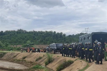 Cảnh sát Cơ động, Cảnh sát đặc nhiệm, Công an tỉnh Đắk Lắk, lực lượng đặc nhiệm Quân khu 5 phối hợp triển khai phương án vây bắt các đối tượng tại cầu Cá Ngựa, thôn Đồng Sơn, xã Hòa Hiệp, huyện Cư Kuin. (Ảnh: TTXVN)