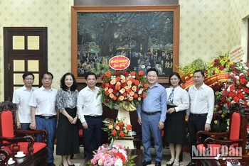 Đồng chí Nguyễn Văn Thể, Ủy viên Trung ương Đảng, Bí thư Đảng ủy Khối các cơ quan Trung ương tặng hoa chúc mừng Báo Nhân Dân nhân dịp kỷ niệm 98 năm Ngày Báo chí cách mạng Việt Nam. (Ảnh: ĐĂNG KHOA)