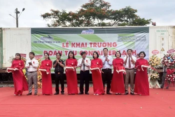 Lễ cắt băng khai trương đoàn tàu chở container lạnh từ ga Sóng Thần đi Trung Quốc. (Ảnh: Công ty vận tải Đường sắt Hà Nội)