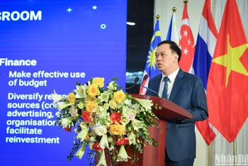 Nhà báo Ngô Việt Anh chia sẻ thực tiễn triển khai mô hình tòa soạn số và quá trình chuyển đổi số nói chung tại Báo Nhân Dân thời gian qua.
