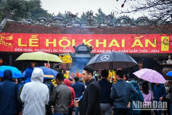 [Ảnh] Du khách đội mưa tới đền Trần Nam Định trước giờ khai ấn