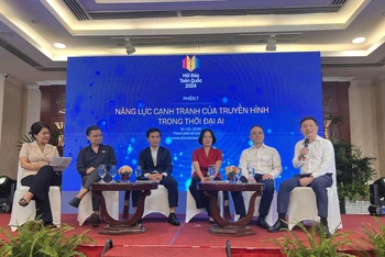 Các diễn giả trao đổi tại toạ đàm. (Ảnh: Thế Anh)