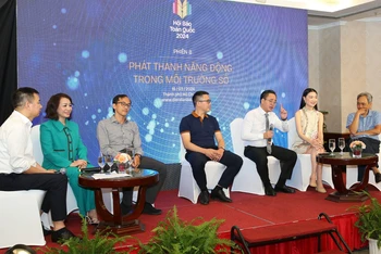 Các diễn giả tham gia tọa đàm.