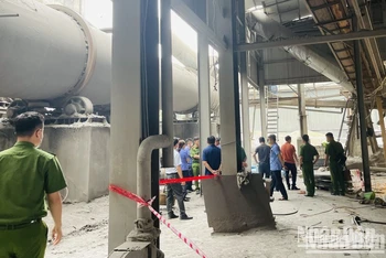 Cơ quan chức năng tổ chức khám nghiệm hiện trường vụ tai nạn lao động tại Yên Bái. (Ảnh: THANH SƠN) 
