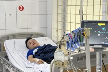 Một nạn nhân đang được cấp cứu tại bệnh viện Giao thông vận tải.