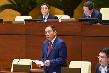 Bộ trưởng Văn hóa, Thể thao và Du lịch Nguyễn Văn Hùng trả lời chất vấn của các đại biểu. (ẢNH: DUY LINH)