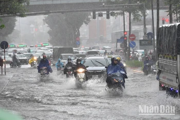 [Ảnh] Mưa lớn đầu giờ sáng, nhiều tuyến đường Hà Nội ngập cục bộ
