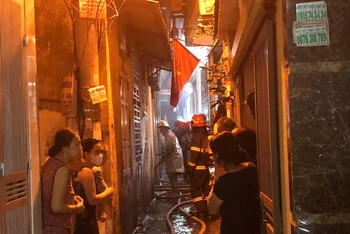 Do đám cháy nằm sâu trong ngõ nhỏ, cảnh sát đã phải rất vất vả để có thể tiếp cận hiện trường.