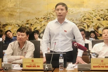 Đại biểu Phạm Đức Ấn (Đoàn Hà Nội), Chủ tịch Hội đồng thành viên Agribank, cho biết, hiện các ngân hàng thương mại nhà nước chiếm 44,5% tổng dư nợ của toàn hệ thống, đóng vai trò là công cụ điều tiết quan trọng của Ngân hàng Nhà nước.