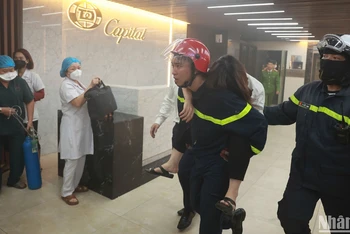 Cảnh sát PCCC giải cứu 1 người ngạt khói trong vụ cháy quán Bar Titan tại quận Hoàn Kiếm sáng 25/11.