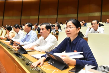 Chiều 26/11, tiếp tục Chương trình Kỳ họp thứ 8, với đa số đại biểu Quốc hội biểu quyết tán thành, Quốc hội đã chính thức thông qua Luật Công chứng (sửa đổi).