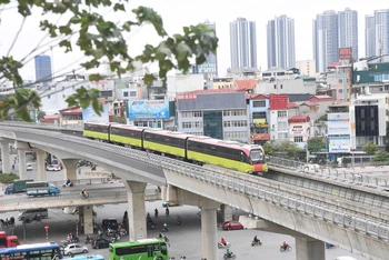 Đại diện Công ty TNHH MTV Đường sắt Hà Nội (Hà Nội Metro) cho biết, hai tuyến đường sắt đô thị (Cát Linh-Hà Đông, Nhổn-Ga Hà Nội) sẽ chạy xuyên giao thừa.