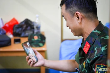 Trong ngày sinh nhật trên vùng động đất Myanmar, Trung tá Nguyễn Thắng Anh gọi điện về nhà để nghe cậu con trai 4 tuổi hát tặng. Đó cũng là món quà quý giá nhất đối với cá nhân anh.