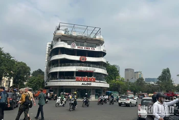 [Ảnh] Tòa nhà "Hàm cá mập" dừng đón khách, các hộ kinh doanh tất bật dọn đồ đạc 