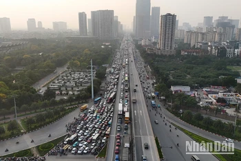 [Ảnh] Cửa ngõ Hà Nội đông nghẹt dòng người rời Thủ đô về quê nghỉ lễ