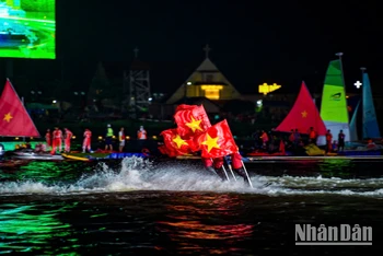 [Ảnh] Người dân Thành phố Hồ Chí Minh "thức trắng đêm" chờ Đại lễ 30/4