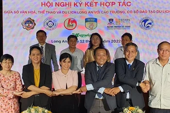 Lãnh đạo Sở Văn hóa, Thể thao và Du lịch Long An ký kết hợp tác với các trường đại học, cao đẳng, trung cấp có đào tạo chuyên ngành du lịch.