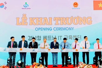 Các đại biểu cắt băng khai trương Trung tâm Giáo dục thông minh Gyeongsangnam (Hàn Quốc) tại Hải Phòng.