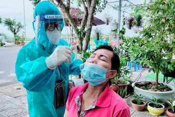 Nhân viên y tế lấy mẫu xét nghiệm Covid-19 do người dân ở phường Vĩnh Thanh, thành phố Rạch Giá, tỉnh Kiên Giang (Ảnh minh họa)