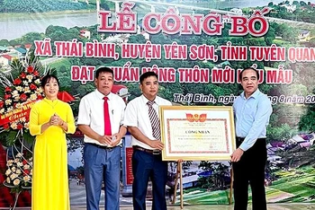 Đồng chí Chẩu Văn Lâm, Bí thư Tỉnh ủy Tuyên Quang trao Quyết định công nhận xã Thái Bình đạt chuẩn nông thôn mới kiểu mẫu.