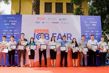 Đại diện Ban tổ chức Ngày hội việc làm Thủ đô năm 2022 trao chứng nhận tặng các doanh nghiệp tham gia Ngày hội.