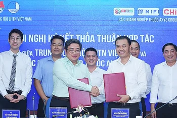 Đại diện các bên liên quan triển khai ký kết thỏa thuận.