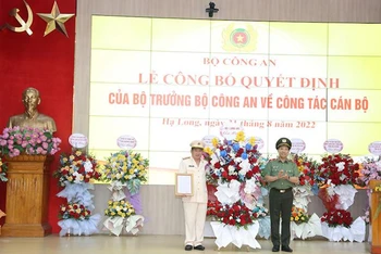 Thiếu tướng Lê Văn Tuyến trao Quyết định của Bộ trưởng Công an điều động Đại tá Đinh Văn Nơi giữ chức vụ Giám đốc Công an tỉnh Quảng Ninh.