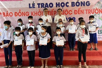 Ban Tổ chức trao học bổng cho học sinh nghèo, vượt khó trong học tập.