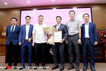Lãnh đạo VFF và nhà tài trợ công bố các giải thưởng tại giải đấu (Ảnh VFF)
