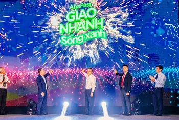 Đại biểu dự lễ ra mắt cùng nhấn nút kích hoạt dịch vụ AhaFast.