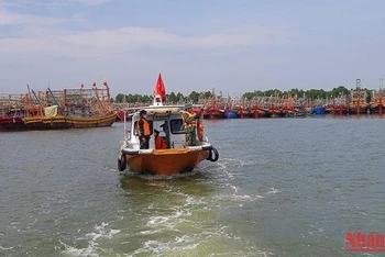 Bộ đội Biên phòng Quảng Bình phổ biến, hướng dẫn tàu thuyền neo đậu, chằng buộc đúng vị trí, kỹ thuật trong khu neo đậu Cửa Gianh bảo đảm an toàn.
