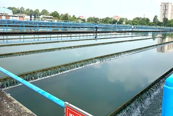 Súc xả, xử lý nước sinh hoạt ở nhà máy nước trên địa bàn thành phố.