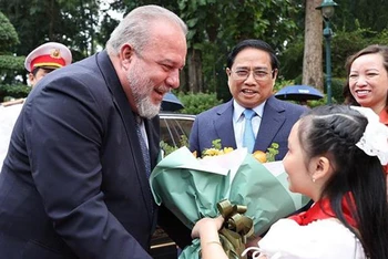 Thiếu nhi Thủ đô tặng hoa chào mừng Thủ tướng nước Cộng hòa Cuba Manuel Marrero Cruz. (Ảnh: Dương Giang-TTXVN)