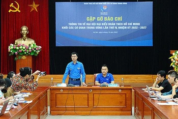 Bí thư Đoàn Khối các cơ quan Trung ương Bùi Hoàng Tùng (áo xanh, đang đứng) thông tin về Đại hội đại biểu Đoàn Thanh niên Cộng sản Hồ Chí Minh Khối các cơ quan Trung ương lần thứ IV.