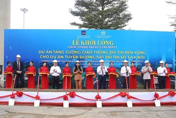 Các đại biểu khởi công dự án.