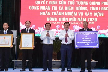 Bộ trưởng Nông nghiệp và Phát triển nông thôn Lê Minh Hoan cùng lãnh đạo tỉnh Long An trao Quyết định của Thủ Tướng Chính Phủ công nhận thị xã Kiến Tường, tỉnh Long An hoàn thành nhiệm vụ xây dựng nông thôn mới.