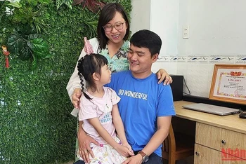 Anh Cao Minh Nhựt, chị Bùi Thị Khánh Linh và con gái.