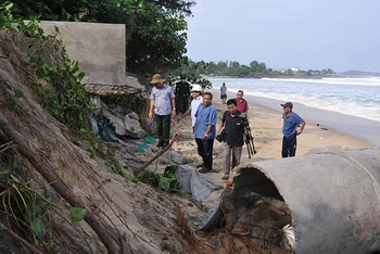 Triều cường xâm thực vào đến móng nhà người dân ở tại thôn Giai Sơn (xã An Mỹ, huyện Tuy An). 