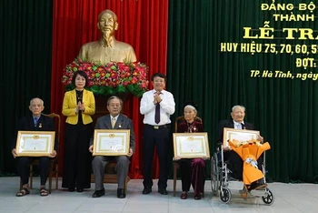 Ông Lê Đình Khiêm là một trong bốn đảng viên ở thành phố Hà Tĩnh được nhận Huy hiệu 75 năm tuổi Đảng dịp này.