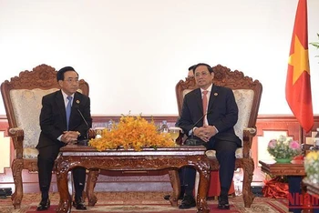 Thủ tướng Phạm Minh Chính gặp Thủ tướng Lào Phankham Viphavanh.